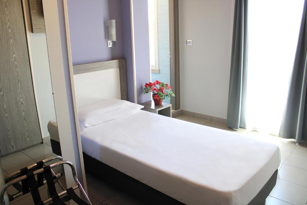 A bed or beds in a room at Hotel Savoia