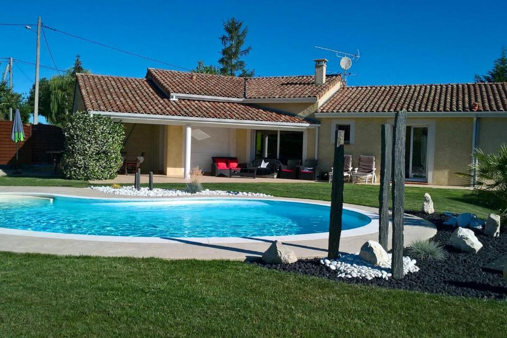 einen Pool im Hof eines Hauses in der Unterkunft Villa de 4 chambres avec piscine privee jardin clos et wifi a Paulhac 