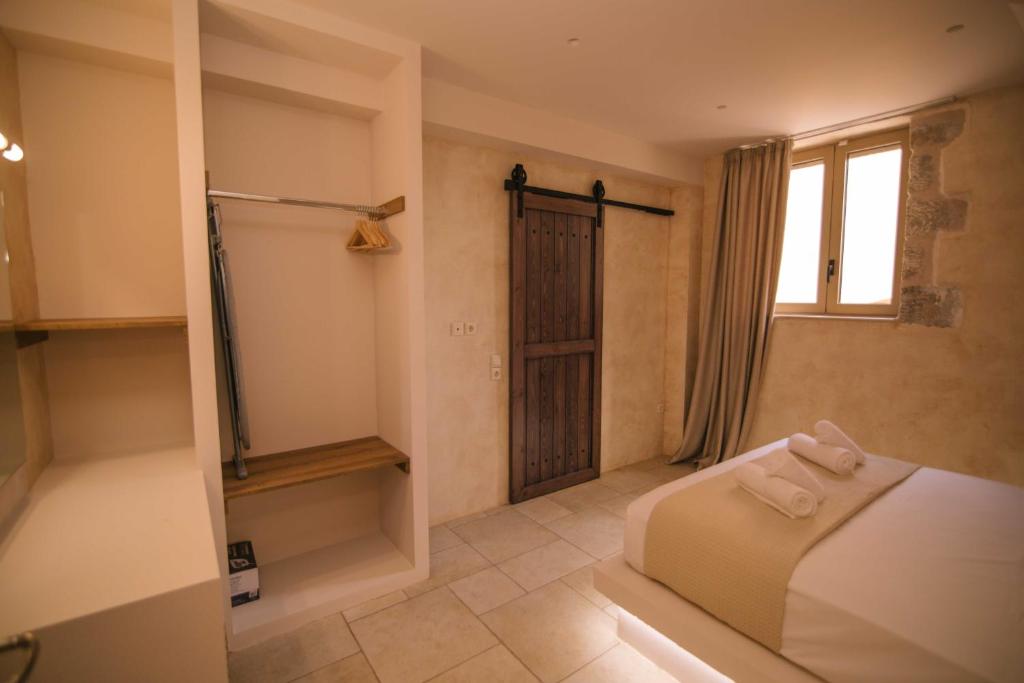 Postel nebo postele na pokoji v ubytování Mani Luxury Suites and Studios in Gytheio with Private Pools