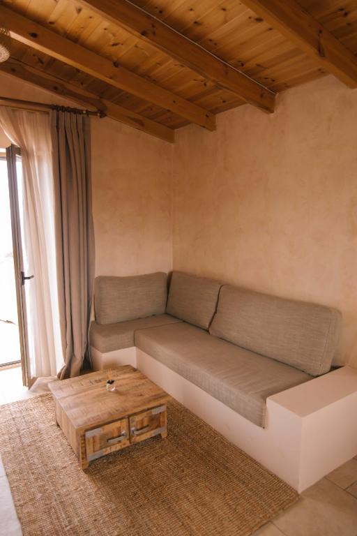 Posezení v ubytování Mani Luxury Suites and Studios in Gytheio with Private Pools