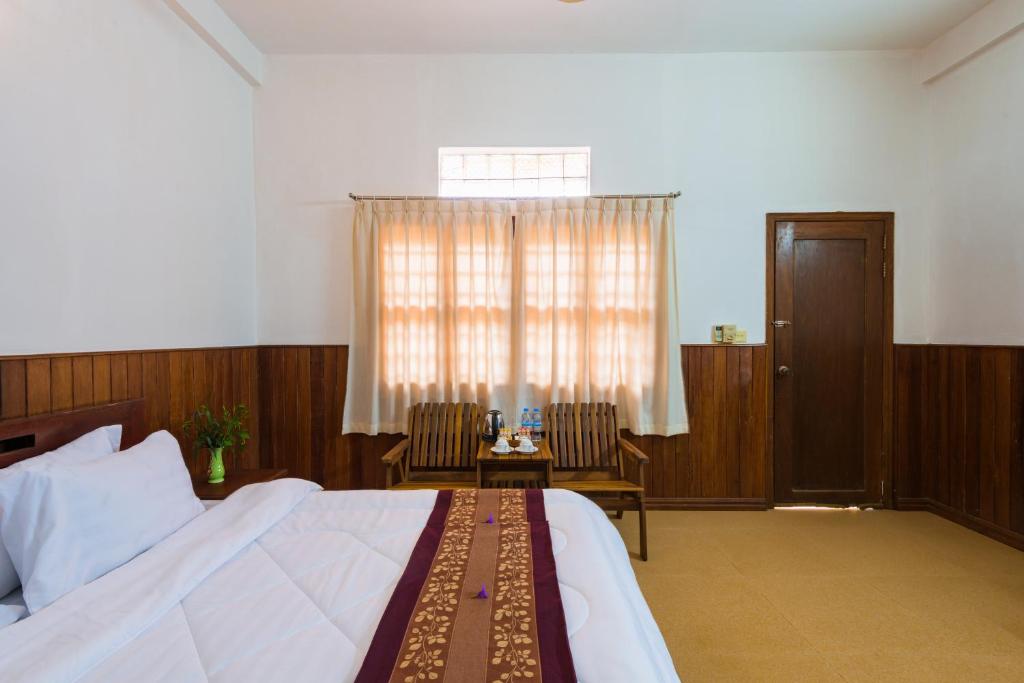 Postel nebo postele na pokoji v ubytování Heng Long Villa