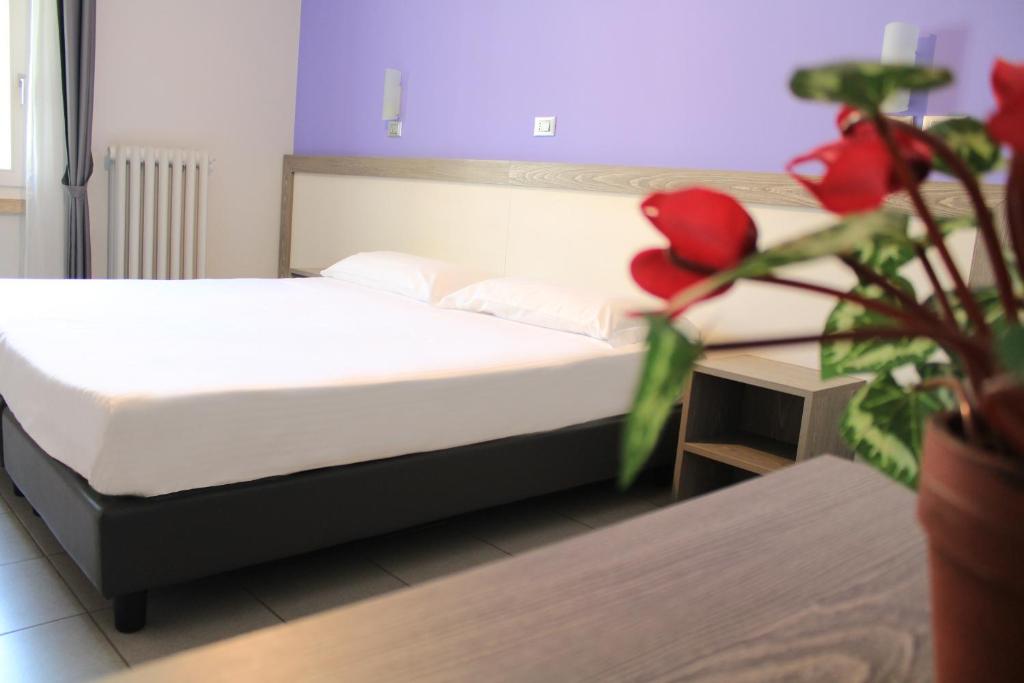 A bed or beds in a room at Hotel Savoia
