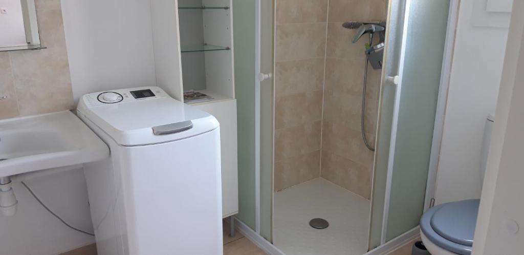 Kúpeľňa v ubytovaní Maison à Cervione Prunete jardin piscine accès direct plage
