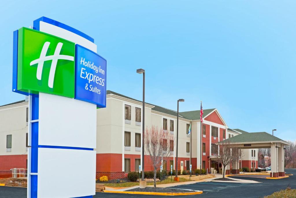 Una señal para una posada hampton en ciudades europeas en Holiday Inn Express Carneys Point New Jersey Turnpike Exit 1, an IHG Hotel, en Carneys Point