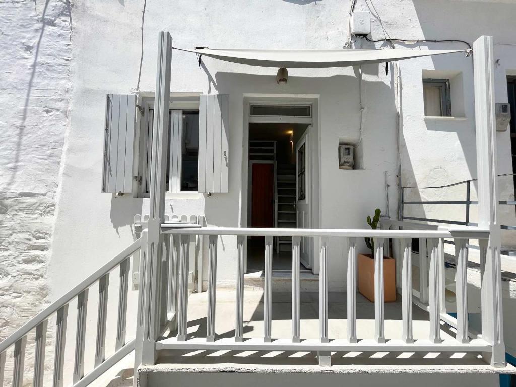 Zdjęcie z galerii obiektu Cycladic Modern Apartment in the Heart of Parikia w mieście Parikia