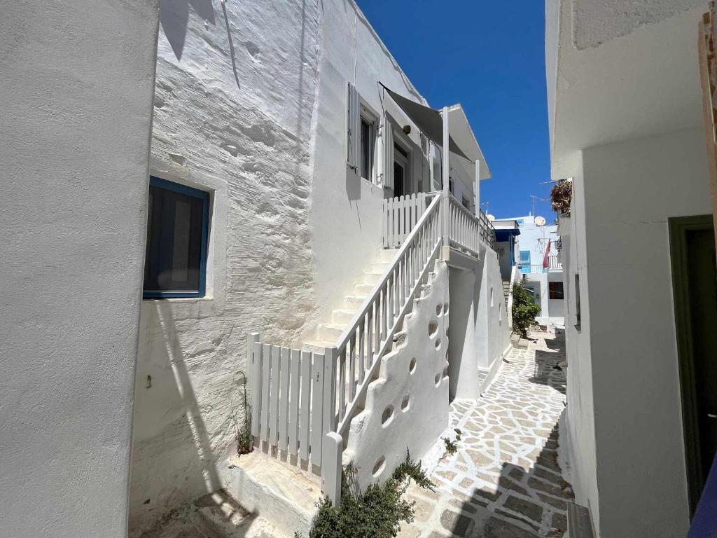 Zdjęcie z galerii obiektu Cycladic Modern Apartment in the Heart of Parikia w mieście Parikia