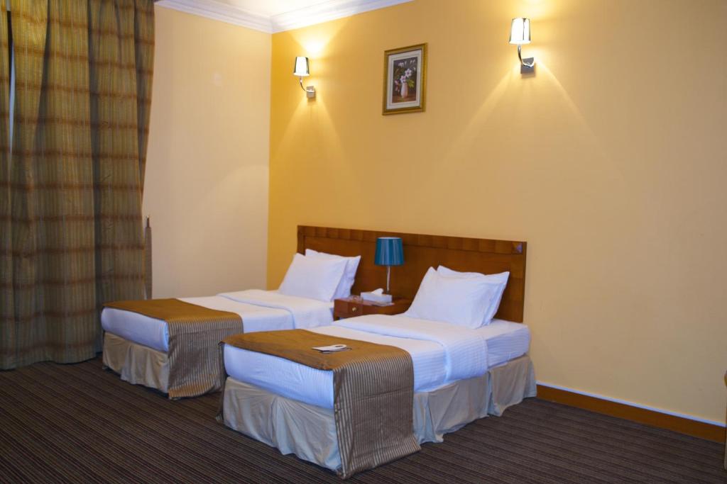 Postel nebo postele na pokoji v ubytování Al Massa Plus Hotel