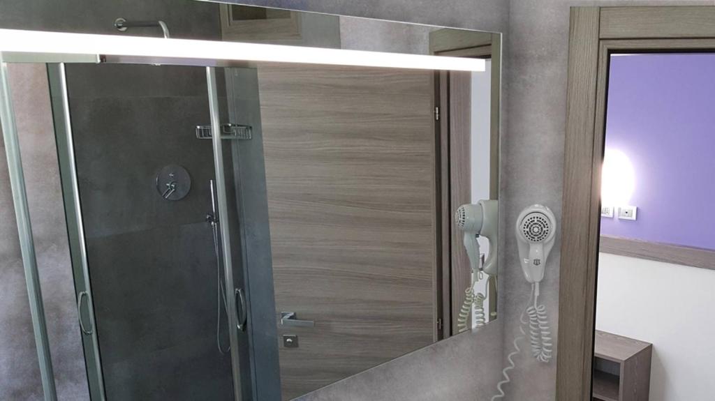 A bathroom at Hotel Savoia
