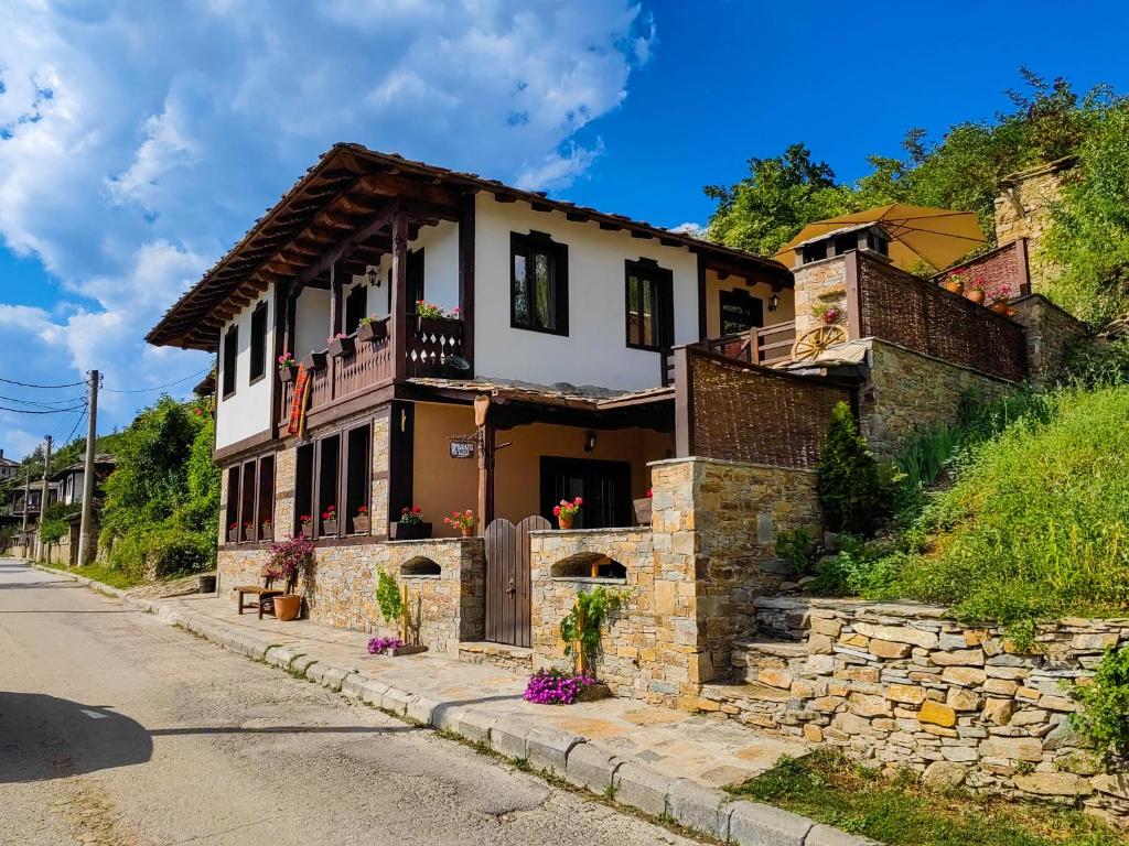 a house on the side of a road at Rimovata Kashta Guest House in Leshten