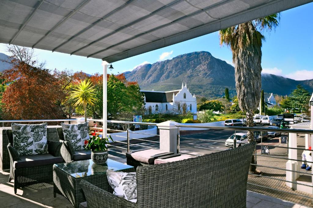 un patio con vistas a la montaña en Le Petit Bijou Boutique Apartments - Solar Power, en Franschhoek