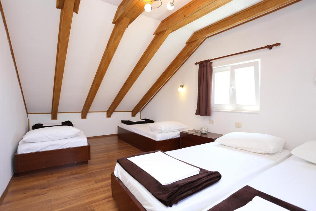 Fotografia z galérie ubytovania Family friendly house with a swimming pool Kanica, Rogoznica - 10367 v Rogoznici