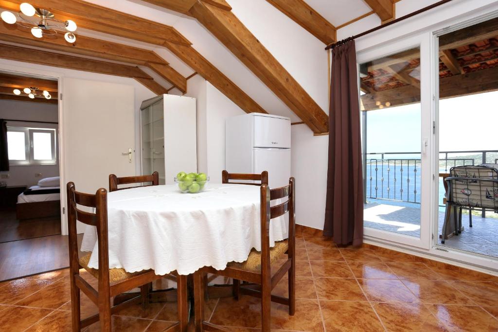 Fotografia z galérie ubytovania Family friendly house with a swimming pool Kanica, Rogoznica - 10367 v Rogoznici