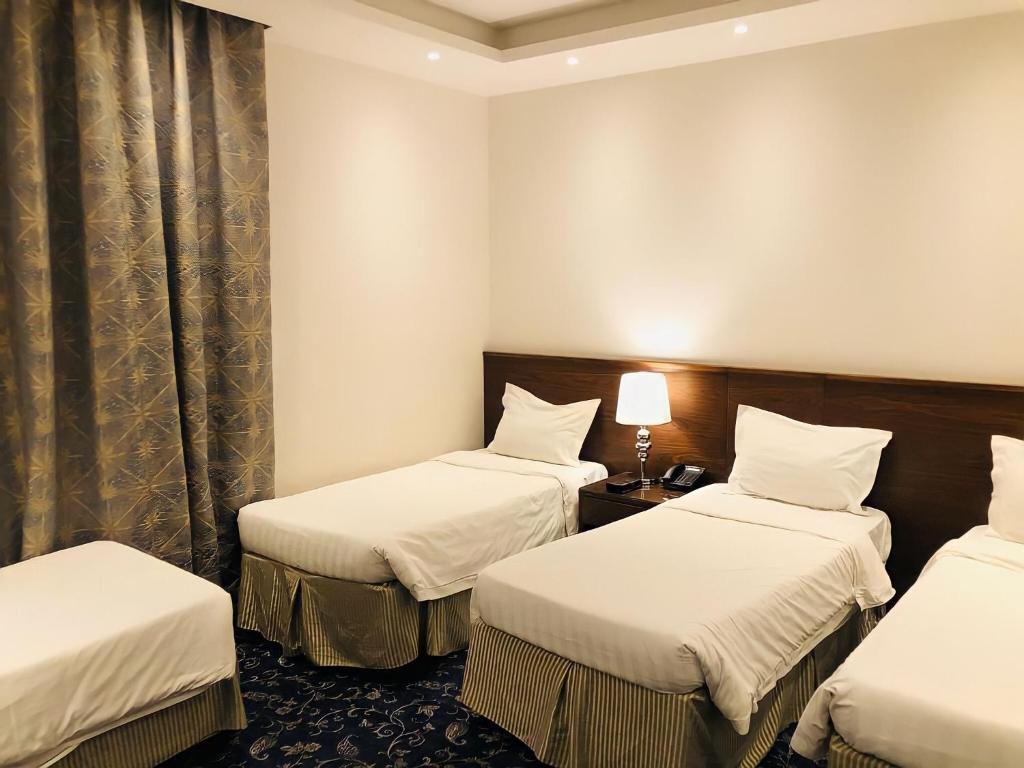 Zaha Al Munawara Hotel - Standard Quadruple Room