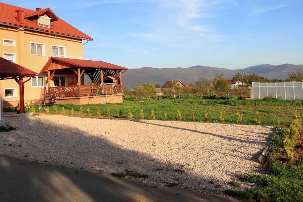 Fotografie z fotogalerie ubytování Apartments with a parking space Covici, Velebit - 14302 v destinaci Otočac