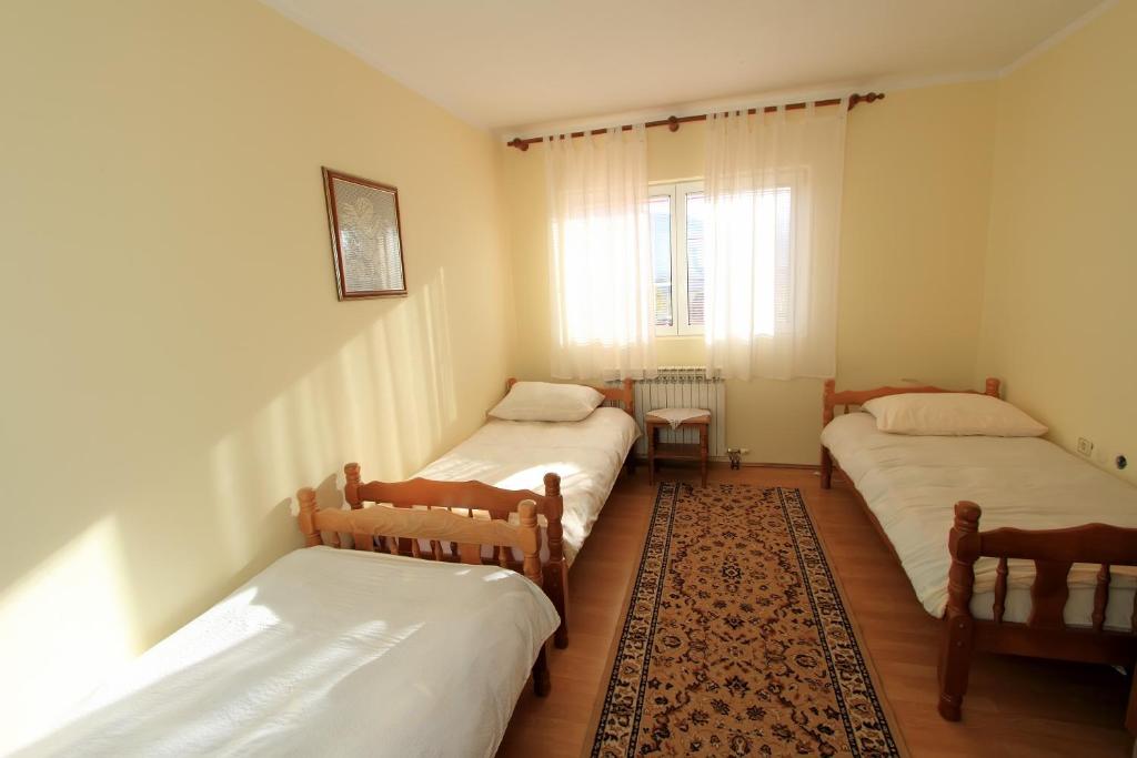 Fotografie z fotogalerie ubytování Apartments with a parking space Covici, Velebit - 14302 v destinaci Otočac