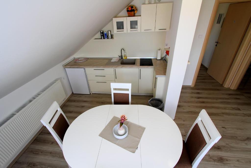 Fotografie z fotogalerie ubytování Apartments with a parking space Covici, Velebit - 14302 v destinaci Otočac