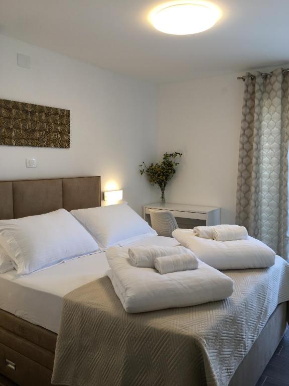 Fotografia z galérie ubytovania Seaside apartments with a swimming pool Mudri Dolac, Hvar - 10432 v destinácii Vrbanj