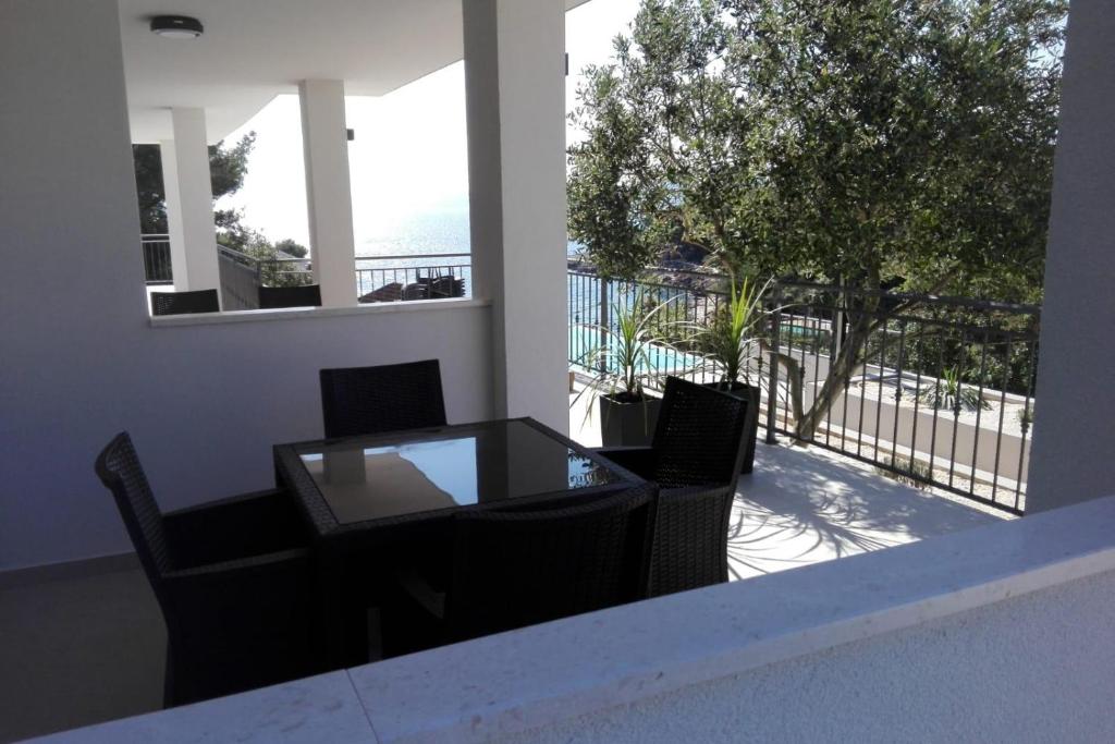 Fotografia z galérie ubytovania Seaside apartments with a swimming pool Mudri Dolac, Hvar - 10432 v destinácii Vrbanj