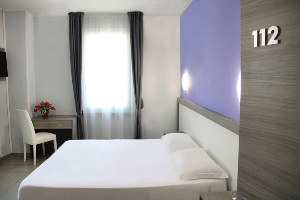 A bed or beds in a room at Hotel Savoia