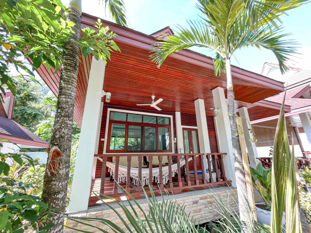 Jardin de l'établissement TropiCoco Beach Resort Koh Phangan