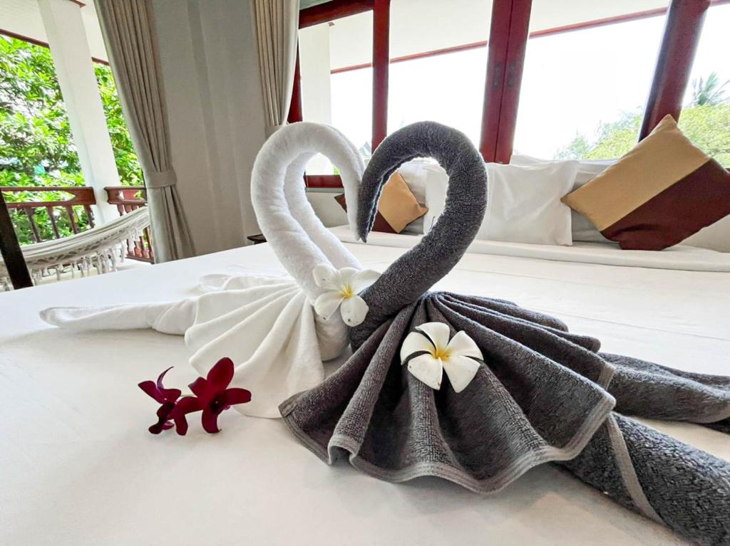 Un ou plusieurs lits dans un hébergement de l'établissement TropiCoco Beach Resort Koh Phangan