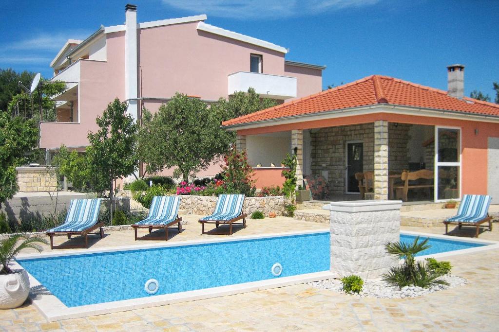een villa met zwembad voor een huis bij Family-friendly apartments with swimming pool Dvornica, Rogoznica - 11470 in Rogoznica