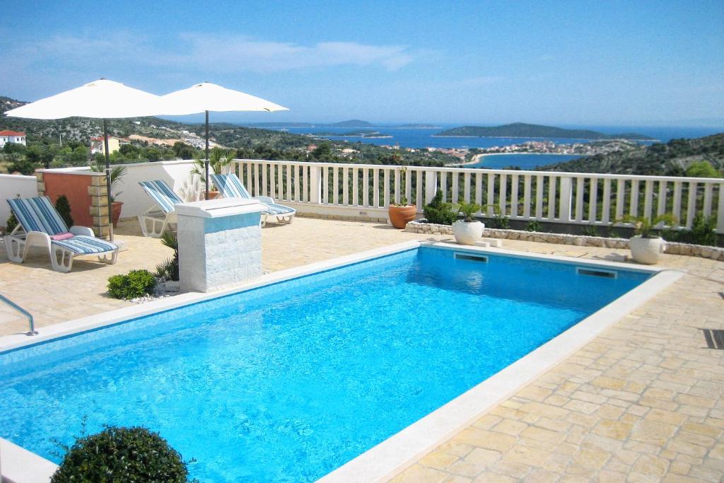 Family-friendly apartments with swimming pool Dvornica, Rogoznica - 11470