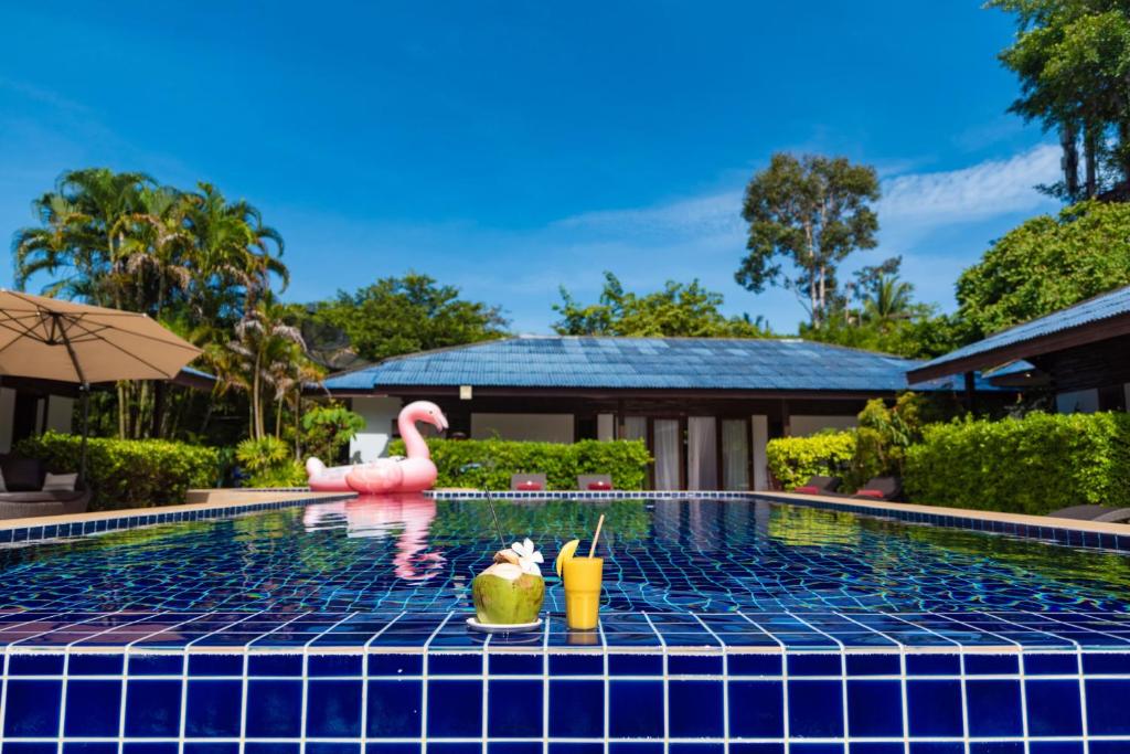 Bazén v ubytování Satva Samui Yoga and Wellness Resort nebo v jeho okolí