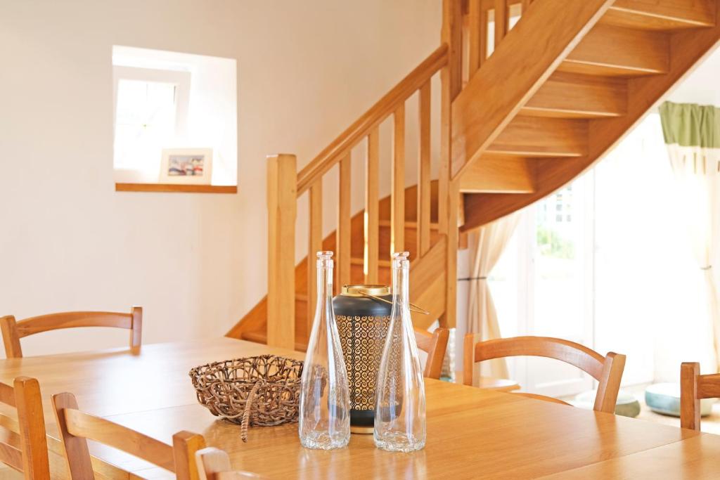 a wooden table with a vase on top of it at Lescoat-le petit paradis in Plestin-les-Grèves