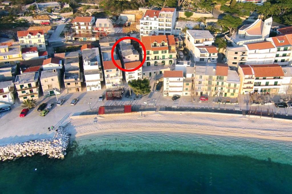 eine Luftansicht auf einen Strand mit einem roten Kreis in der Unterkunft Seaside holiday house Drasnice, Makarska - 10359 in Drašnice