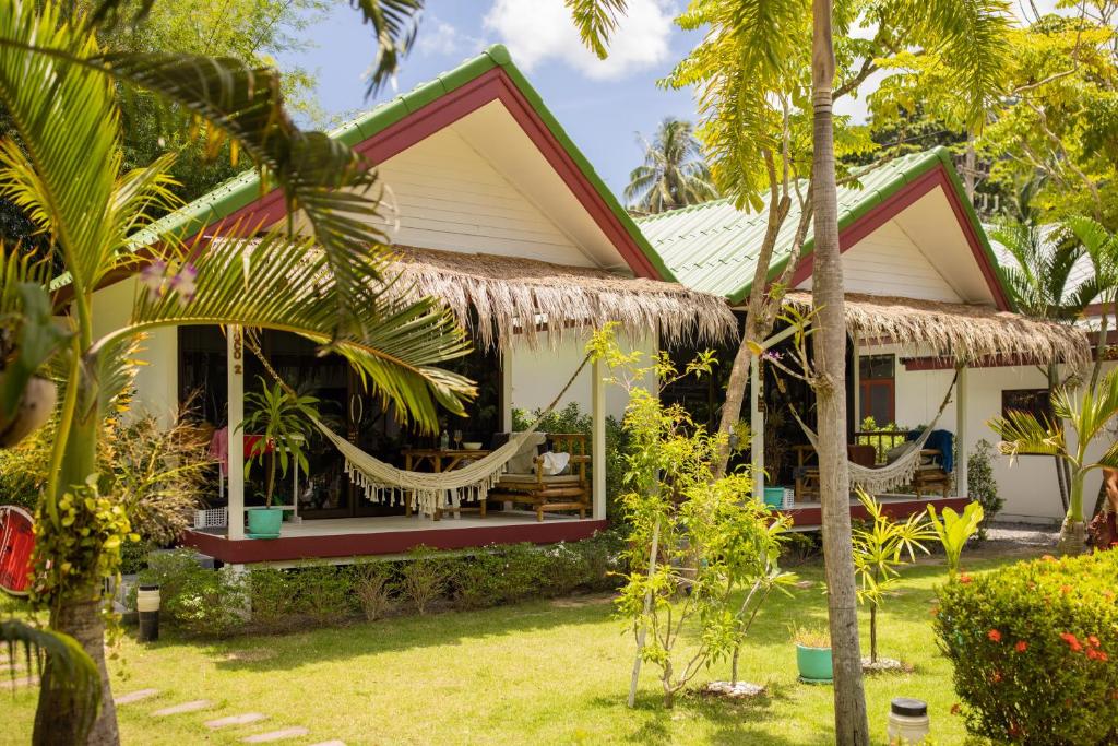 Jardin de l'établissement TropiCoco Beach Resort Koh Phangan