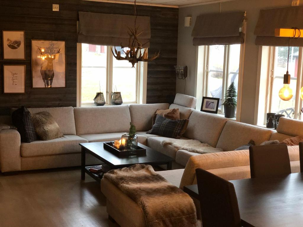sala de estar con sofá y mesa en COZY COTTAGE-VILLA CLOSE TO WINTER SPORTS, MOUNTAIN & LAKE - 10 Pers, en Mörsil