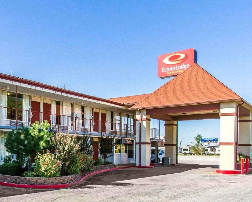 ein Gebäude mit einem Schild darüber in der Unterkunft Econo Lodge Inn & Suites Near Bricktown in Oklahoma City