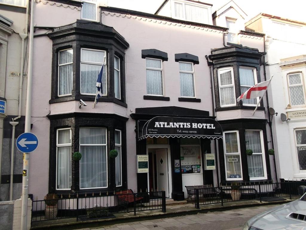 um edifício branco e preto numa rua em Atlantis Hotel em Blackpool