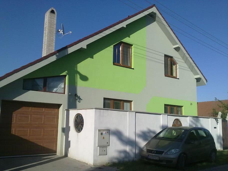Budova, kde se prázdninový dům nachází