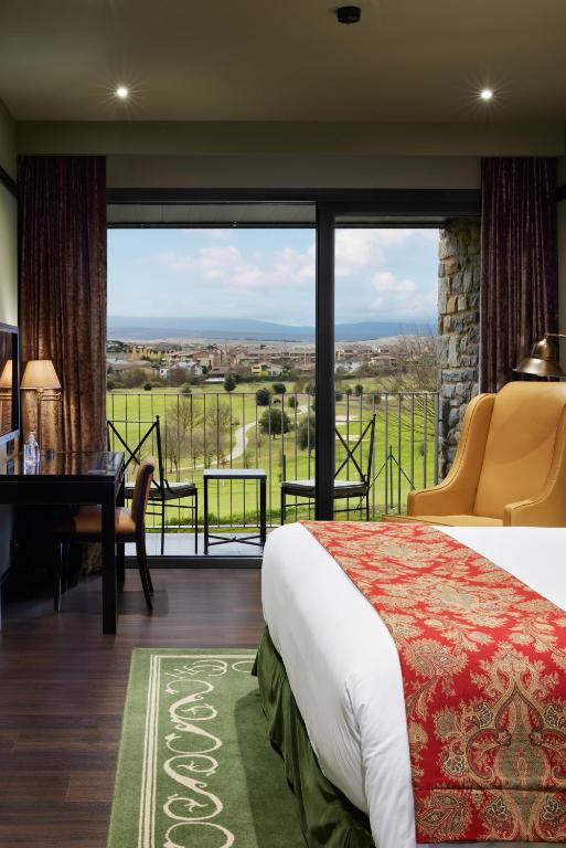 Postel nebo postele na pokoji v ubytování Hotel Castillo de Gorraiz&Spa