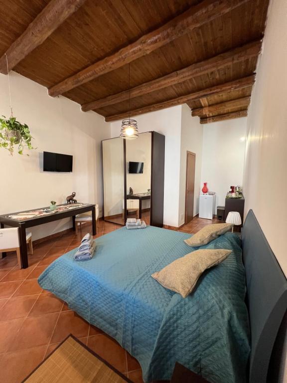 een slaapkamer met een groot bed in een kamer bij Vicolo del vento stanza scirocco in Palermo