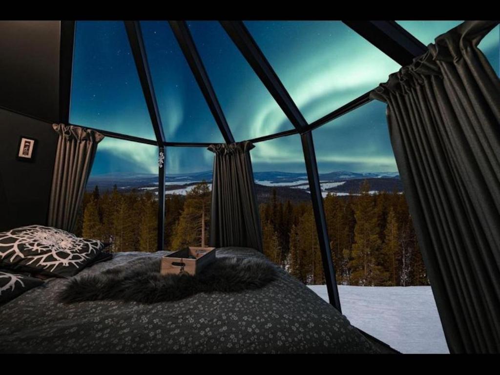 Mountain Glass Room Luxury getaway for two - wild nature