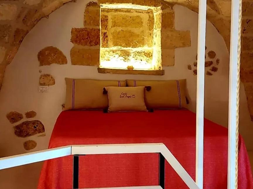 een klein bed in een kamer met een raam bij Corte SantAngelo 15 in Tricase