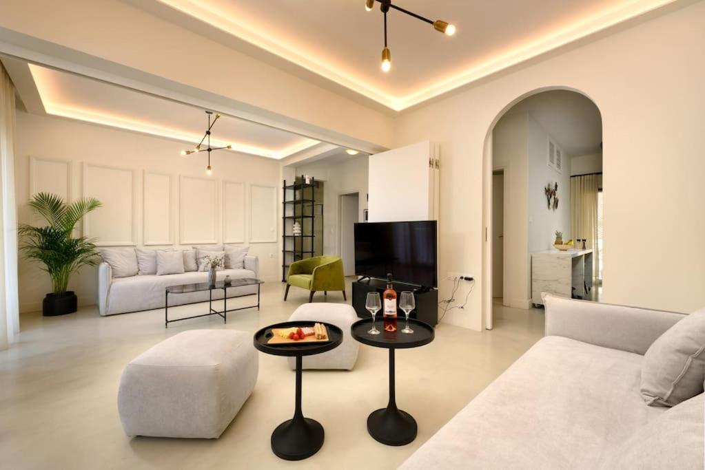 San Rocco Suite في Ágios Rókkos: غرفة معيشة مع أريكة وطاولة