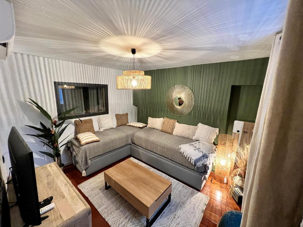 un salon avec un canapé et une table dans l'établissement CALANQUE DE PORT MIOU, à Cassis