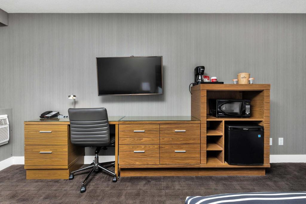 TV a/nebo společenská místnost v ubytování Sandman Hotel Grande Prairie