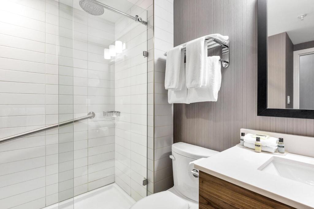 Koupelna v ubytování Sandman Hotel Grande Prairie