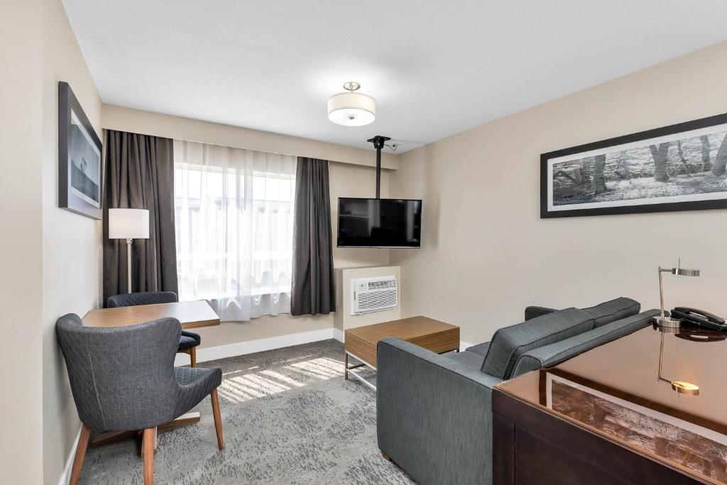 TV a/nebo společenská místnost v ubytování Sandman Hotel Grande Prairie