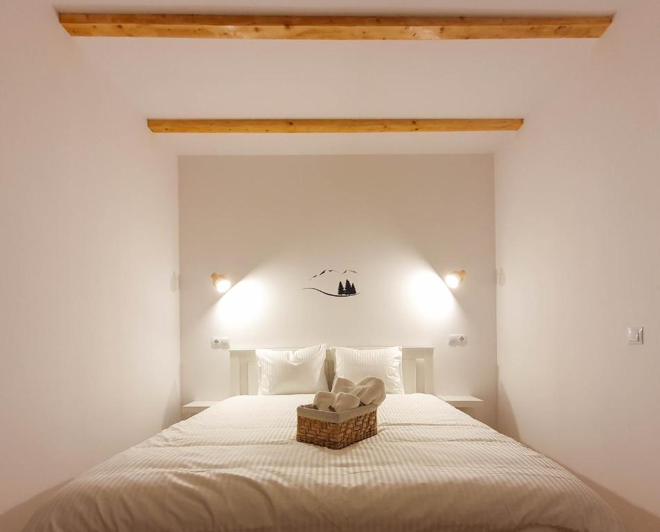 Un pat sau paturi într-o cameră la Domeniul Acasa in Vadu Izei Maramu