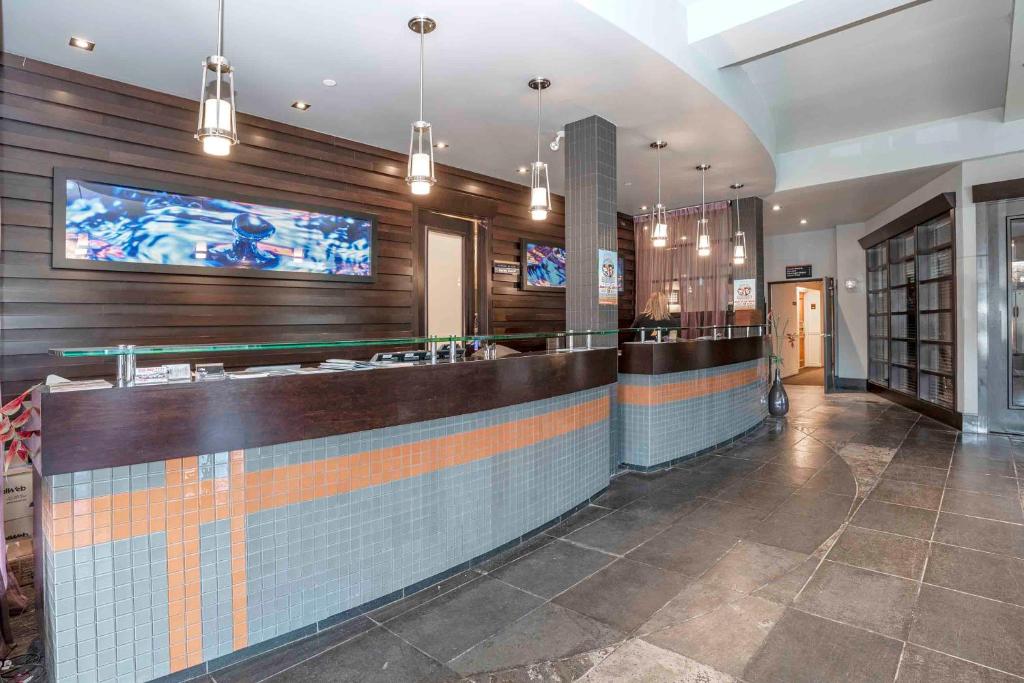 un bar in un ristorante con una TV a parete di Sandman Hotel Penticton a Penticton