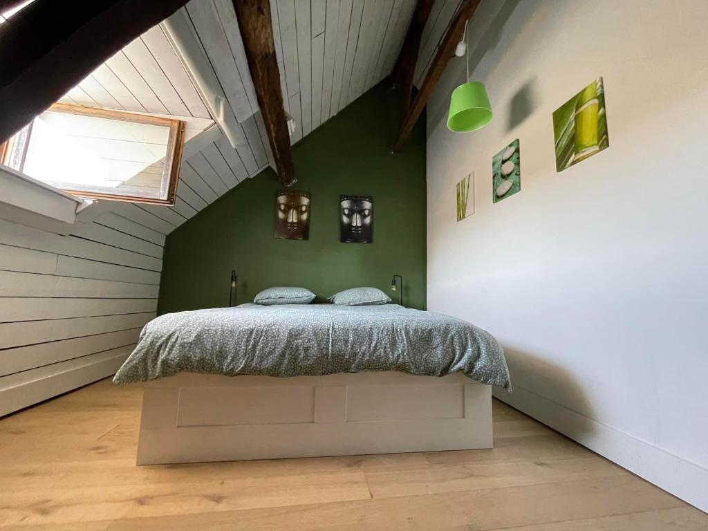 een slaapkamer met een bed in een groene muur bij Villa Verger vakantiewoning 12 personen in Cilly