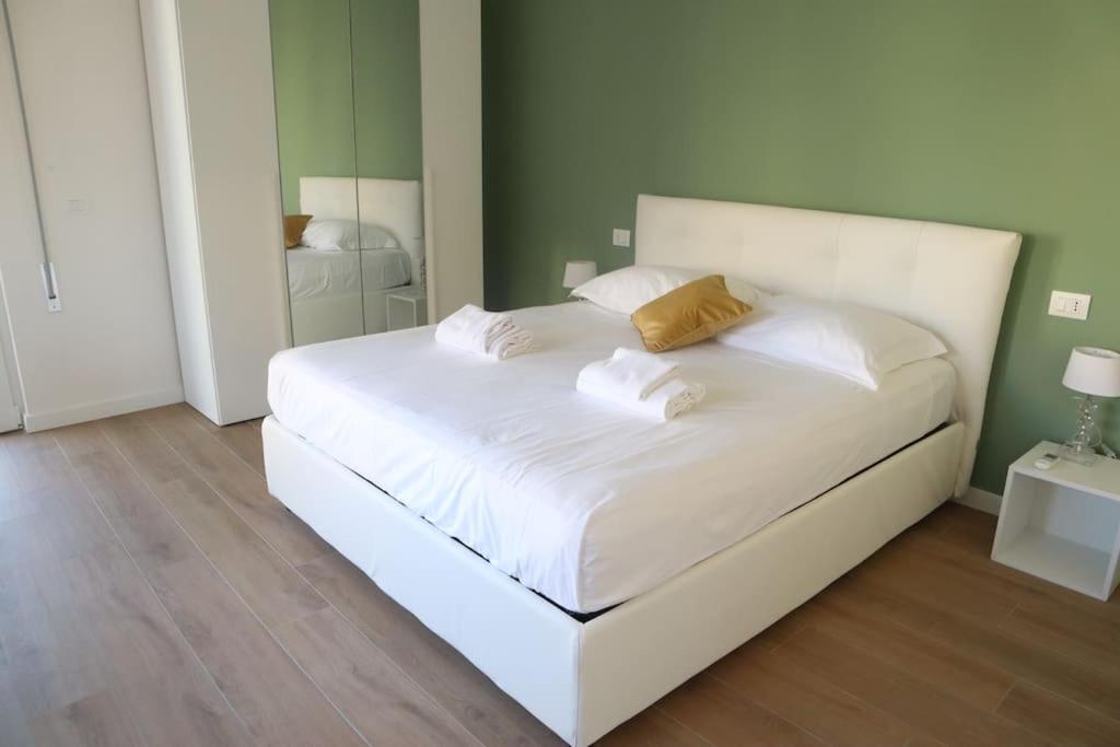 Posteľ alebo postele v izbe v ubytovaní Santa Maria Novella - Golden Lily Florence, city center apartment