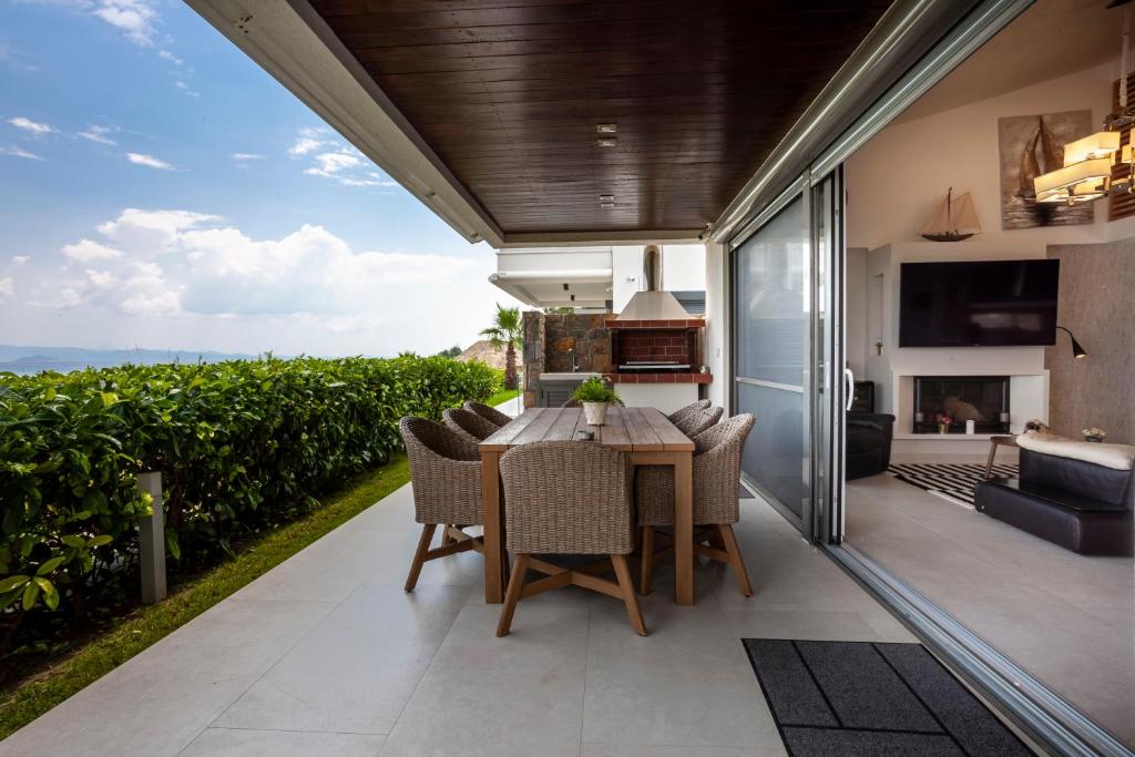 Posedenie v ubytovaní Seafront luxury Villa Almyra, Chalkidiki