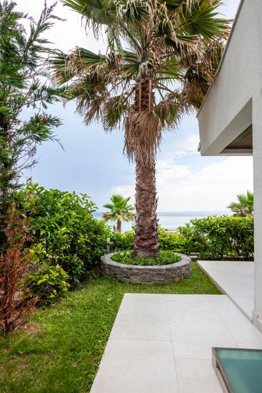 Vonkajšia záhrada v ubytovaní Seafront luxury Villa Almyra, Chalkidiki